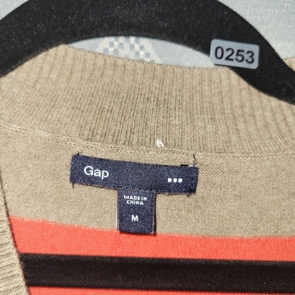 GAP factory sweater - Picture 3 of 4